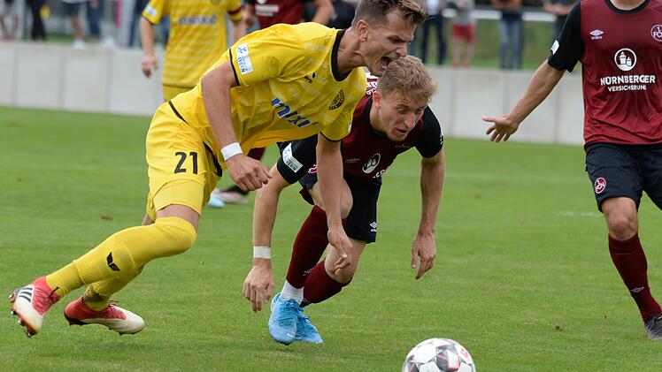Der Bayreuther Tobias Weber (links) im Duell mit Mike Scharwath.  Foto: Peter Mularczyk