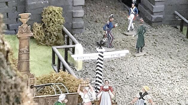 Oh Schreck: Der Spiegel offenbart ein Malheur am Brunnen hinter der Stadtmauer.