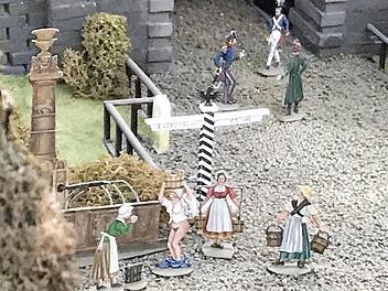 Oh Schreck: Der Spiegel offenbart ein Malheur am Brunnen hinter der Stadtmauer.