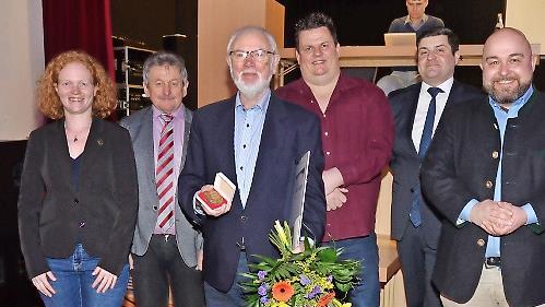 Für seine Verdienste wurde Heinz Stelzner (Sängergruppe Fränkische Krone) zum Ehrenmitglied ernannt.