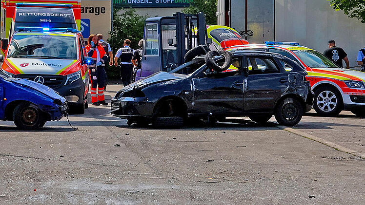Auto fährt bei Stuntshow in Zuschauermenge
