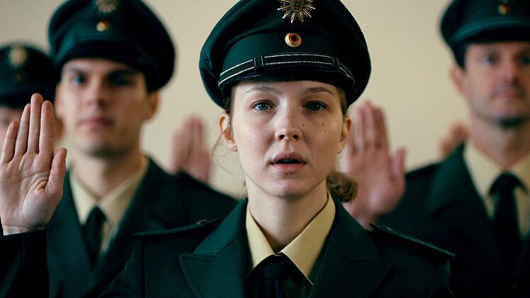 Rebecca (Magdalena Laubisch) hat sich für eine Ausbildung bei der Polizei entschieden.