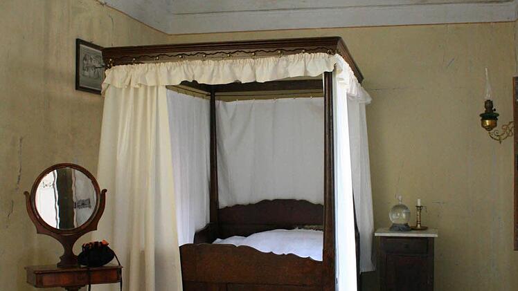 Das Renaissance-Gardinenbett war ein Geschenk für Edith Hermannsen. Sie sagt, es passe so gut in den kleinen Raum, als sei es schon immer dort gewesen. Fotos: Sabine Paulus