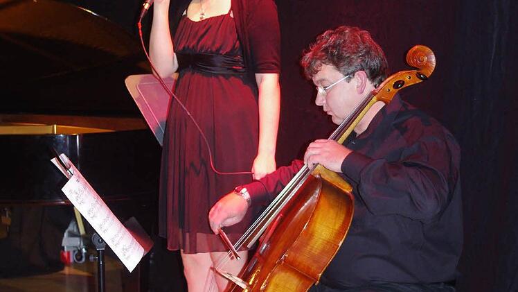 Sarah Peretzke interpretierte "The A Team" auf ganz eigene Art und Weise. Mit im Bild ist Bernhard Krügel (Cello).