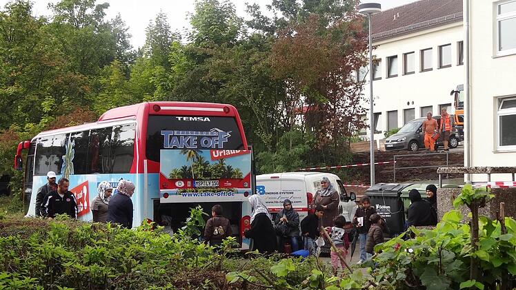 In zwei Reisebussen sind die Menschen gestern in Ebern angekommen. Die letzten Tagen habe sie in überfüllten Gemeinschaftsunterkünften in Zirndorf, Würzburg und Aschaffenburg verbracht.