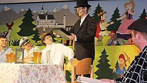 Die Spezialisten um Bernhard Jaeger (rechts) nahmen das Ortsgeschehen unter die Lupe. Ihr Hauptthema: der Abgang des alten Rates.