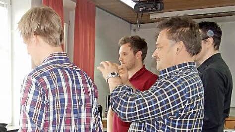 Nicht nur im Modell und auf Papier haben die Meisterschüler ihre Ideen präsentiert. Auch im 3D-Format waren die neugestalteten Räume des Bauhofs in Ebern begehbar. Bauhofleiter Christian Raehse klickt sich per Computersimulation durch und ist begeistert.