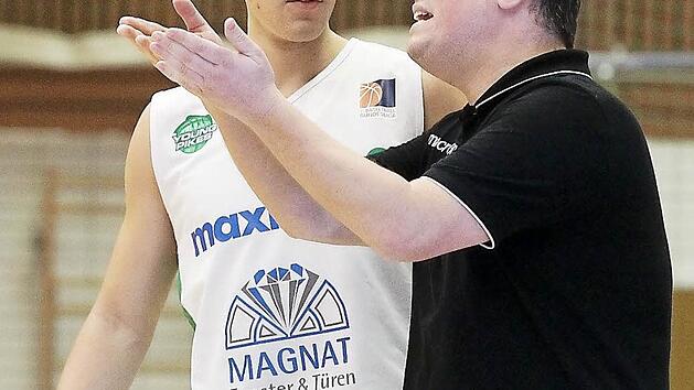 Der Baunacher Trainer Fabian Villmeter im Gespr&auml;ch mit Dino Dizdarevic Foto: sportpress