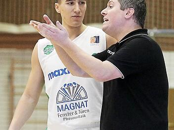 Der Baunacher Trainer Fabian Villmeter im Gespr&auml;ch mit Dino Dizdarevic Foto: sportpress