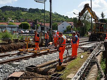 Ein Arbeiter misst die Gleise aus. Foto: Arkadius Guzy