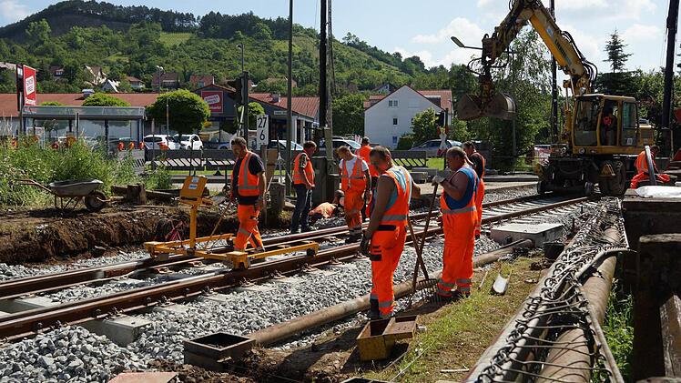 Ein Arbeiter misst die Gleise aus. Foto: Arkadius Guzy