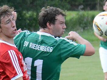 Unser Bild zeigt Riedenbergs Patrick Barthelmes (rechts) im Duell gegen Gerolzhofens Daniel Geck. Beim damaligen 4:1-Sieg stimmten Disziplin, Einstellung und Leidenschaft der Mannschaft, die Trainer R&uuml;diger Klug jetzt auch gegen Wiesentheid fordert. Foto: ssp