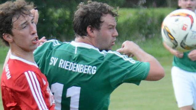 Unser Bild zeigt Riedenbergs Patrick Barthelmes (rechts) im Duell gegen Gerolzhofens Daniel Geck. Beim damaligen 4:1-Sieg stimmten Disziplin, Einstellung und Leidenschaft der Mannschaft, die Trainer R&uuml;diger Klug jetzt auch gegen Wiesentheid fordert. Foto: ssp