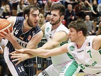 Aleksej Nikolic (r.) und Leon Kratzer verteidigen gegen den Heidelberger Niklas Ney. Foto: sportpress