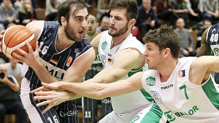 Aleksej Nikolic (r.) und Leon Kratzer verteidigen gegen den Heidelberger Niklas Ney. Foto: sportpress