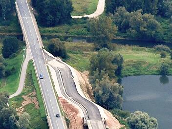 Die Ausweichstrecke wurde östlich der bestehenden Brücke angelegt. Foto: Ronald Rinklef