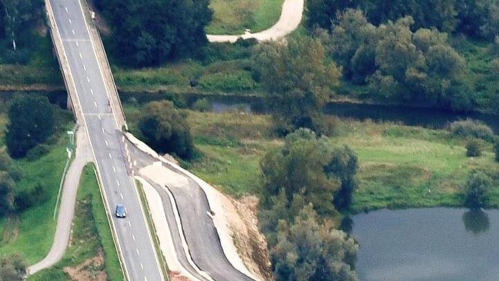Die Ausweichstrecke wurde östlich der bestehenden Brücke angelegt. Foto: Ronald Rinklef