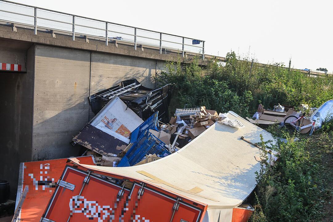 Bei Würzburg: Spektakulärer Sturz auf der A3 – Sattelzug fällt  von Autobahnbrücke auf Staatsstraße