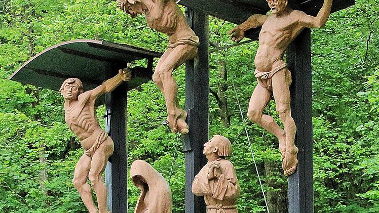 Pater Markus Reis OSA (Bildmitte) zelebrierte die Hubertusmesse bei der  Talkirche. Foto: Dieter Britz