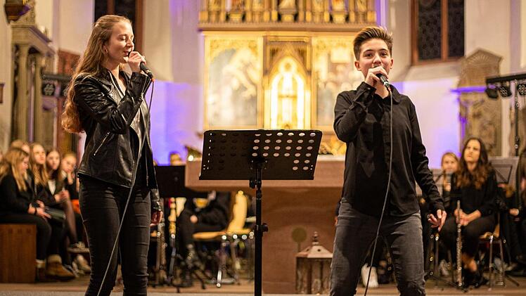 "Shake up Christmas" - Verena Hohaus und Amelie Bergner (von links) mit der Schüler-Lehrer-Band. Martin Würstlein