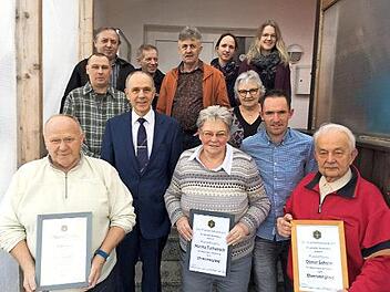 Die Ortsgruppe Neuensorg des Frankenwaldvereins hat (mit Urkunden, von links) Helmut Klier, Monika Turbanisch und Otmar Scherm geehrt. Mit im Bild die Vorstandsmitglieder und Bürgermeister Franz Uome (mit Krawatte) Foto: Klaus-Peter Wulf