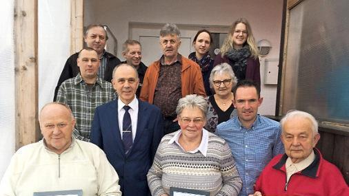 Die Ortsgruppe Neuensorg des Frankenwaldvereins hat (mit Urkunden, von links) Helmut Klier, Monika Turbanisch und Otmar Scherm geehrt. Mit im Bild die Vorstandsmitglieder und Bürgermeister Franz Uome (mit Krawatte) Foto: Klaus-Peter Wulf