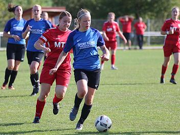 Lara Förster (am Ball) von der DJK Schondra wird von Monja Kraus, Spielführerin beim TSV Rannungen, hartnäckig verfolgt. Foto: Sebastian Schmitt