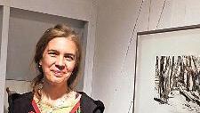 Julia Tittmann mit einer ihrer Tierfiguren.