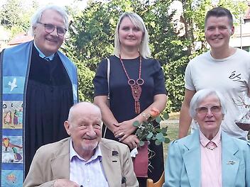 Stellvertretend für alle Ehrenamtlichen, ohne die ein funktionierendes Gemeindeleben nicht möglich wäre, bedankte sich Pfarrer Gerd Kirchner (l.) bei Dieter Kurrle und Mechthild von Czettritz und Neuhaus (vorn sitzend) sowie bei Lilja Trotno und ...