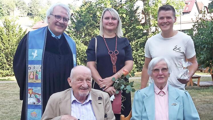 Stellvertretend für alle Ehrenamtlichen, ohne die ein funktionierendes Gemeindeleben nicht möglich wäre, bedankte sich Pfarrer Gerd Kirchner (l.) bei Dieter Kurrle und Mechthild von Czettritz und Neuhaus (vorn sitzend) sowie bei Lilja Trotno und ...