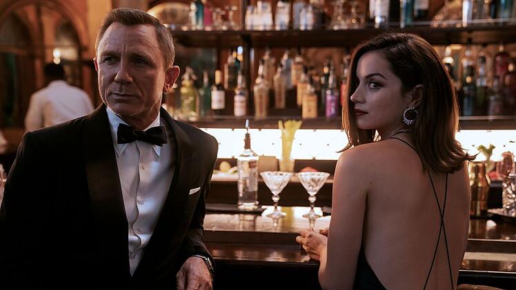 Zeit für einen Martini: James Bond (Daniel Craig) und die kubanische Agentin Paloma (Ana de Armas). Bond ist in der Moderne angekommen. Im Bett landen beide demnach natürlich nicht mehr.