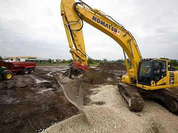 Mitte der Woche haben die Bauarbeiten für eine neue Park- und Ride-Anlage an der Kronacher Straße begonnen. Fotos: Barbara Herbst
