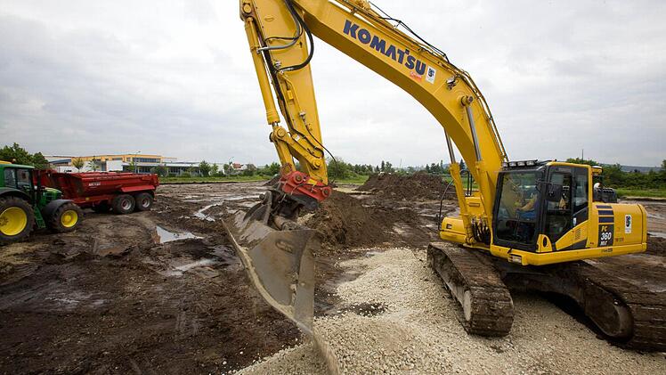 Mitte der Woche haben die Bauarbeiten für eine neue Park- und Ride-Anlage an der Kronacher Straße begonnen. Fotos: Barbara Herbst