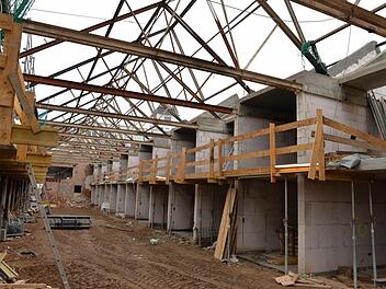 Neu gebaut zwischen altem Stahlgerüst: Die "Townhouses" sollen ein Zuhause für junge Paare und Singles werden. Fotos: Ronald Rinklef