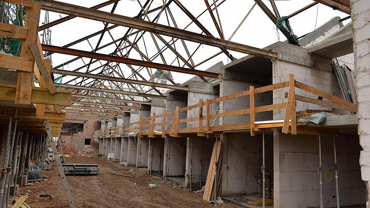 Neu gebaut zwischen altem Stahlgerüst: Die "Townhouses" sollen ein Zuhause für junge Paare und Singles werden. Fotos: Ronald Rinklef