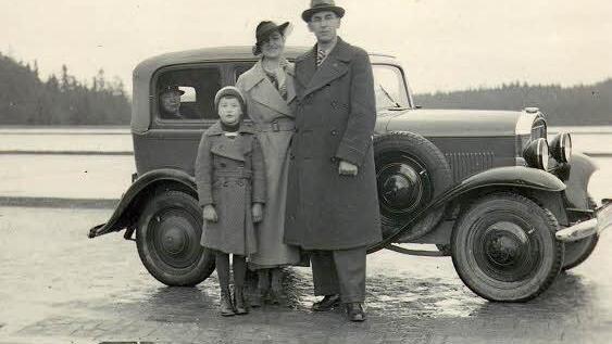 1935 kaufte sich Oberlehrer Philipp Heckel das erste Auto im Dorf, einen Opel P4. Mit im Bild Ehefrau Loni und Sohn Walter.
