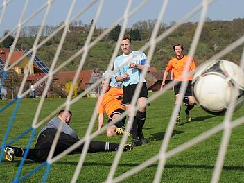 Tor für den FC Poppenroth. Im Nachschuss verwandelt Julian Kühnlein seinen Elfer. Auras Torwart Christian Sell ist am Boden, durfte sich später aber über drei Punkte freuen. Foto: ssp