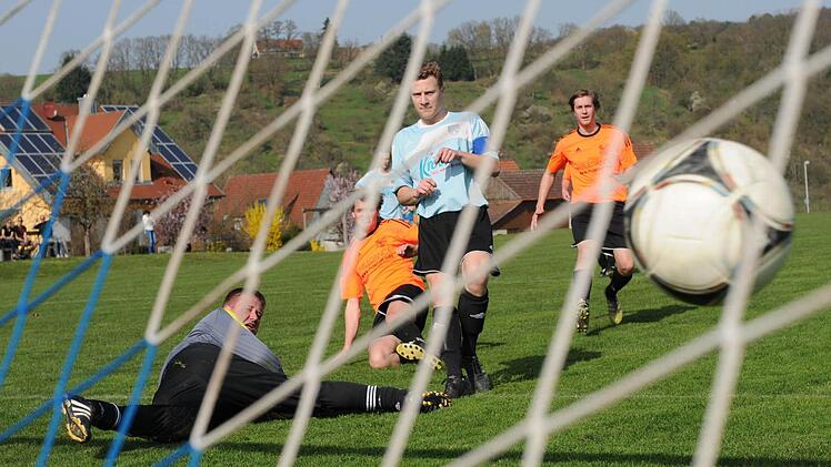 Tor für den FC Poppenroth. Im Nachschuss verwandelt Julian Kühnlein seinen Elfer. Auras Torwart Christian Sell ist am Boden, durfte sich später aber über drei Punkte freuen. Foto: ssp