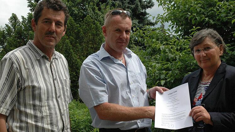 Die Leiterin der Abteilung Bau und Umwelt, Adelinde Friedrich (rechts) übergibt die Bestellungs-urkunde an den neuen Naturschutzwächter Matthias Weidmann (Mitte). Mit im Bild Winfried Seufert von der Unteren Naturschutzbehörde am Landratsamt Haßberge.  Foto: Landratsamt