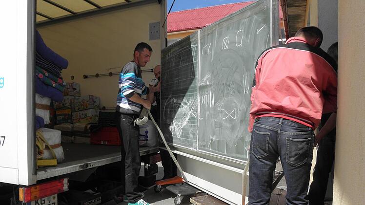 Im Schulzentrum Haßfurt ziehen mit der Sanierung Multimedia-Tafeln ein. Die "alten" Kreidetafeln werden an der Volksschule in Botiza noch lange ihren Dienst tun.