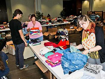 Überwältigende Hilfe: In der Heinrich-Lades-Halle werden die Sachspenden geordnet und von zahlreichen freiwilligen Helfern sortiert. Aktuell werden allerdings keine Sachspenden mehr entgegengenommen. Foto: Max Kaltenhäuser