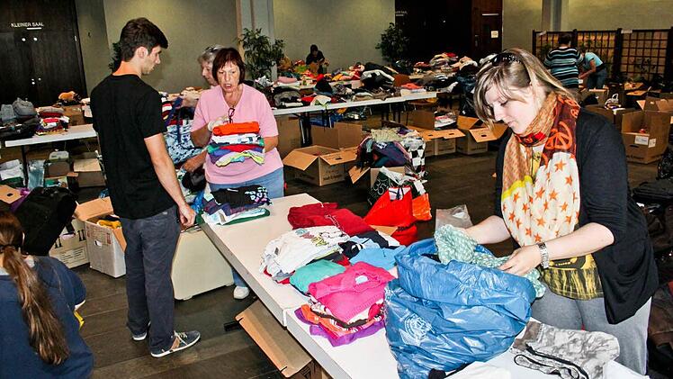 Überwältigende Hilfe: In der Heinrich-Lades-Halle werden die Sachspenden geordnet und von zahlreichen freiwilligen Helfern sortiert. Aktuell werden allerdings keine Sachspenden mehr entgegengenommen. Foto: Max Kaltenhäuser