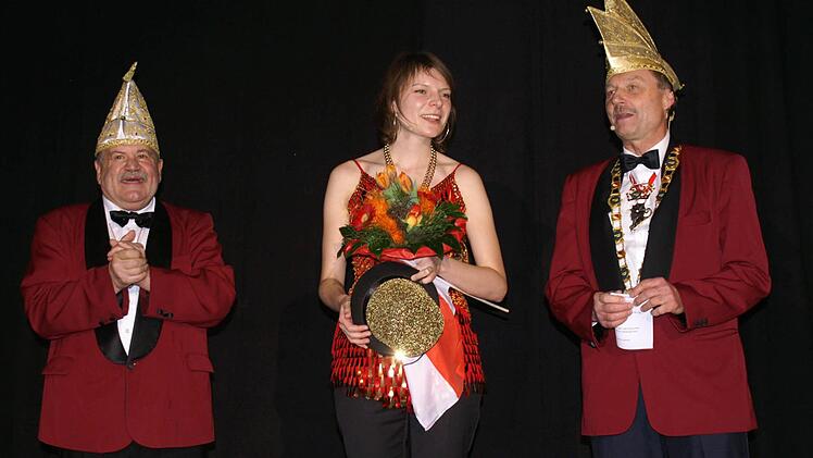 MdB Emmi Zeulner wird nach ihrem Faschings-Debüt von der Vorstandschaft verabschiedet (links 1. Vorsitzender Erhard Hippacher, rechts Sitzungspräsident Herbert Müller)