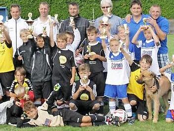 Die drei besten Teams, (vorne von links) die SpVgg Bayern Hof, der FC Sand und FC Marktleugast, mit ihren Trainern und den Offiziellen.  Foto: kpw