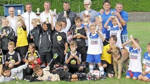 Die drei besten Teams, (vorne von links) die SpVgg Bayern Hof, der FC Sand und FC Marktleugast, mit ihren Trainern und den Offiziellen.  Foto: kpw