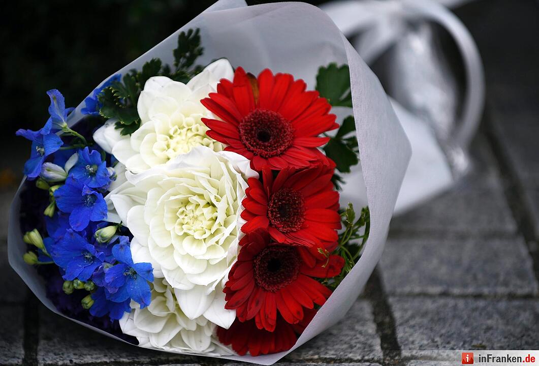 Weltweit gedenken Menschen den Opfer des Terrors von Paris