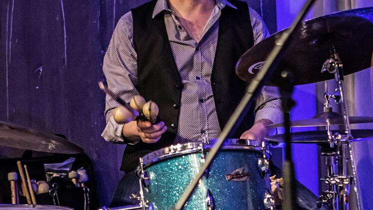 Am Schlagzeug: Sebastian AymannsFoto: Jochen Berger