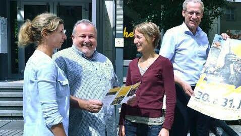 Sie freuen sich auf das Mittelalterfest (von link): Verena Narriman, Helmut Biehler, Jana Dupke, B&uuml;rgermeister German Hacker und Markus Burkhardt  Foto: Bernhard Panzer