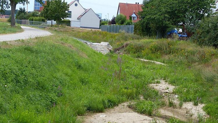 Über vier Wochen nach dem Starkregen sieht man an der Menge des geschwemmten Sands noch deutlich, welche Wassermassen den Lachweihergraben am südlichen Ortsrand von Hausen hinabgeflossen sind. Foto: Pauline Lindner