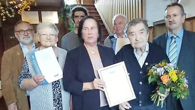 Von links: Josef Eberlein, Theresia Wagner, B&uuml;rgermeister Thomas Betz, Kreisverbandsvorsitzende Erika J&auml;ger, Leonard Tremel, Gr&uuml;ndungsmitglied Gerhard Bl&uuml;mel, B&uuml;rgermeister Ludwig G&ouml;hl  Foto: p